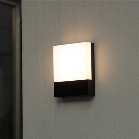 Crna LED zidna spoljna lampa sa snagom od 10W i temperaturom svetla od 4000K