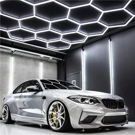 LED svetiljka Heksagon u obliku saća. 15 polja emituju hladno belu svetlost ukupne snage 615W.