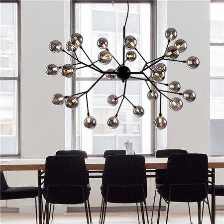 Luster sa 27 staklenih kugli.