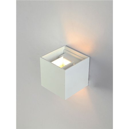 zidna LED lampa bele boje