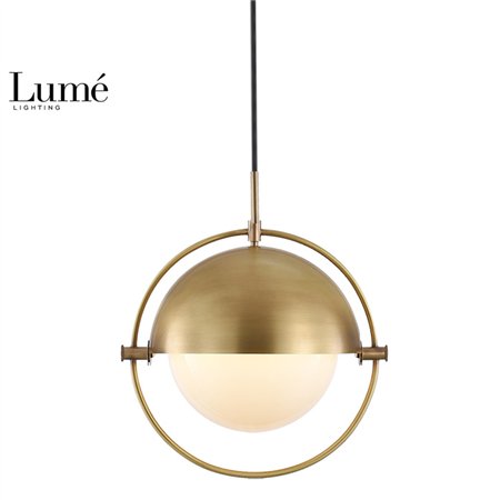 ARIA 1 visilica boje mesinga sa mlečnom kuglom i poklopcem na podešavanje.