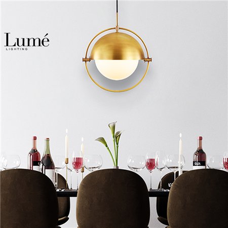 ARIA 1 visilica boje mesinga sa mlečnom kuglom i poklopcem na podešavanje.