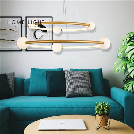 Model eksluzivne LED visilice ARIA 14 u zlatnoj i mlečno belog stakla.