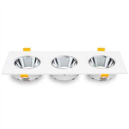 Ugradna rozetna sa tri sijalična mesta.