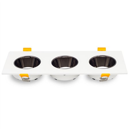 Ugradna rozetna sa tri sijalična mesta.