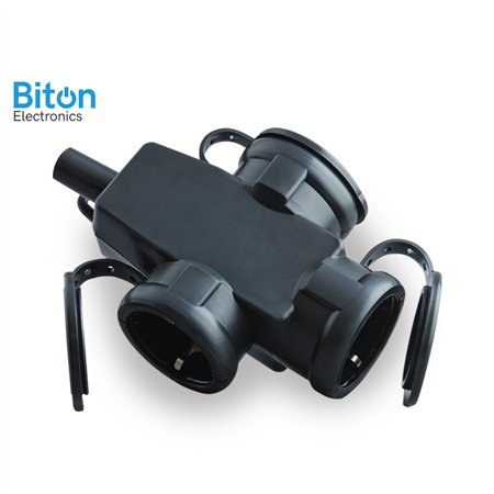 Trostruka prenosna priključnica sa poklopcima crne boje.