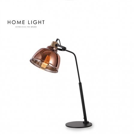 Spoj suptilne crne boje i abažura u boji bakra daje notu sofisticiranog kontrasta